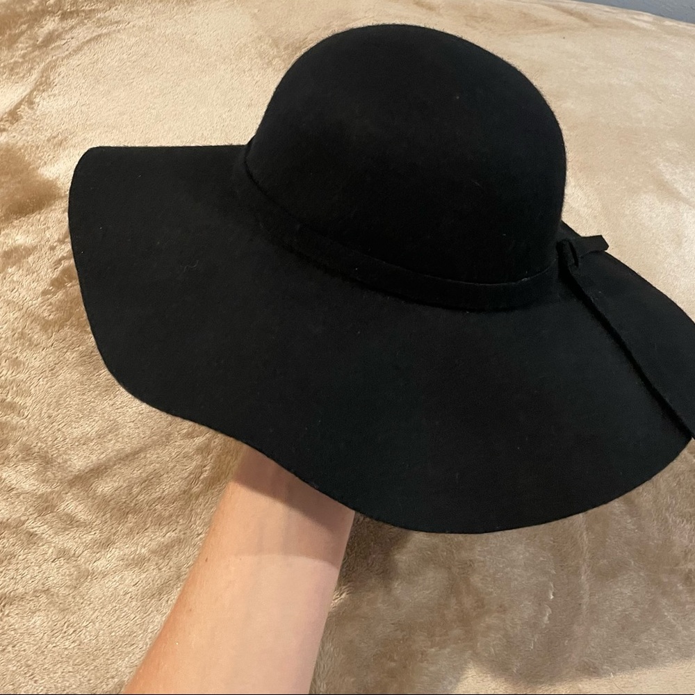 Black floppy Brandy Melville sun hat. OS Great condition